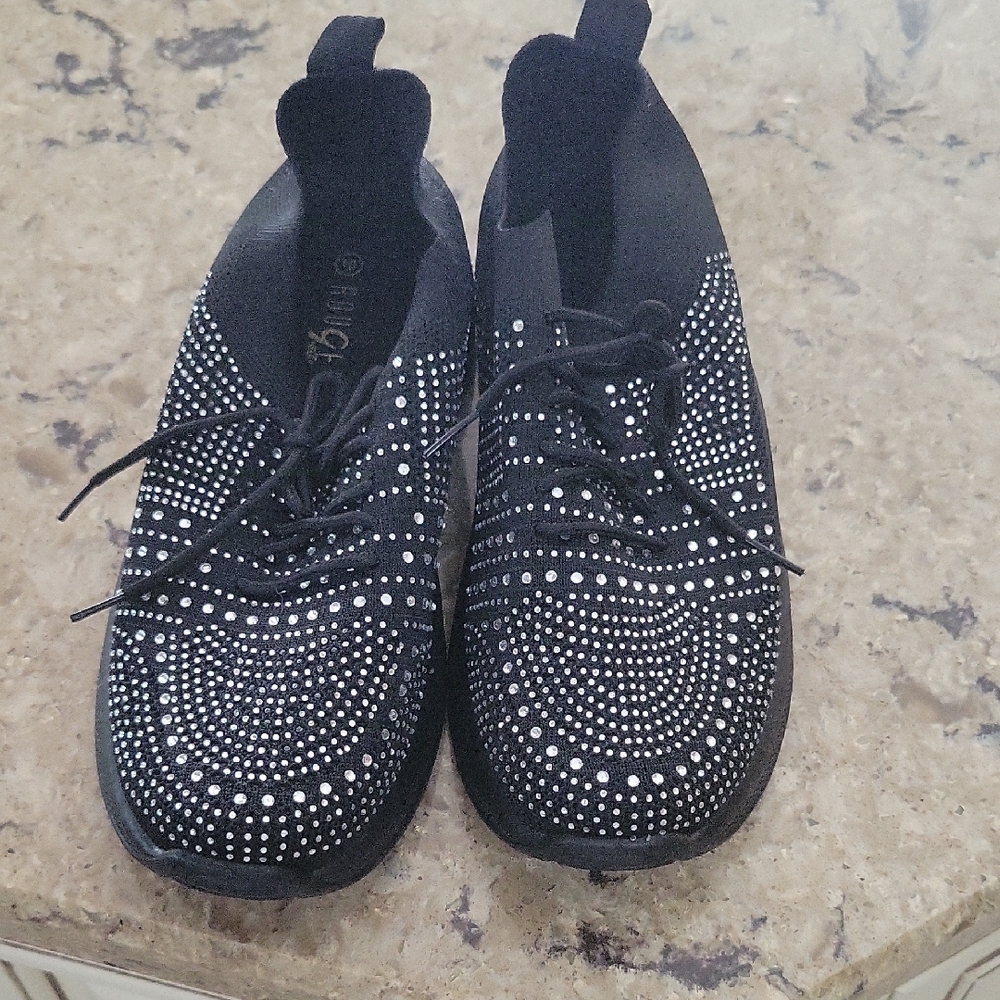 Rouge Helium Elegant Black Sneakers
